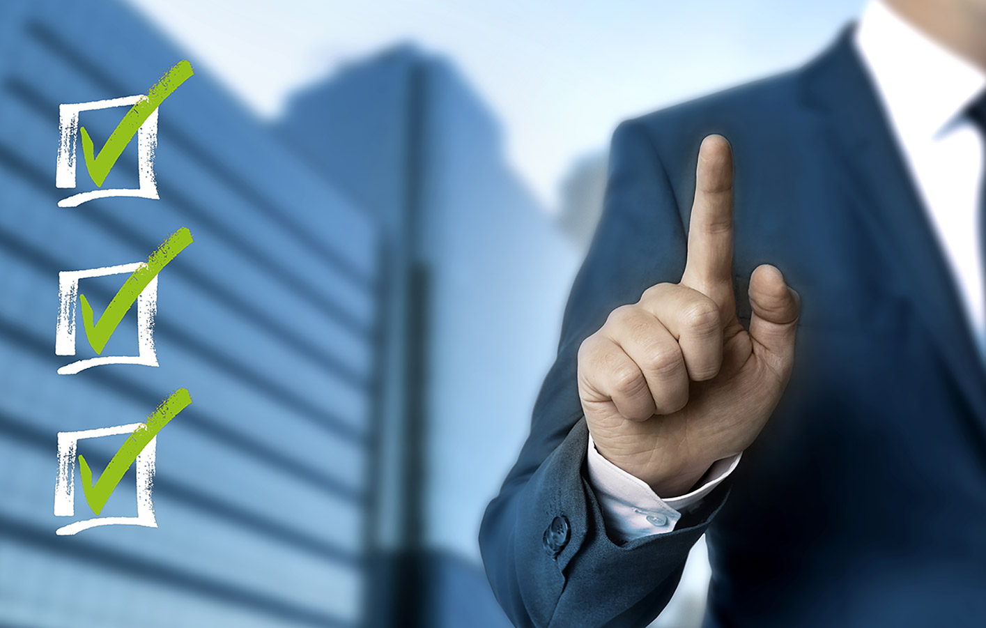 Handwerkerkosten von der Steuer absetzen Checkliste - Mann hebt Finger